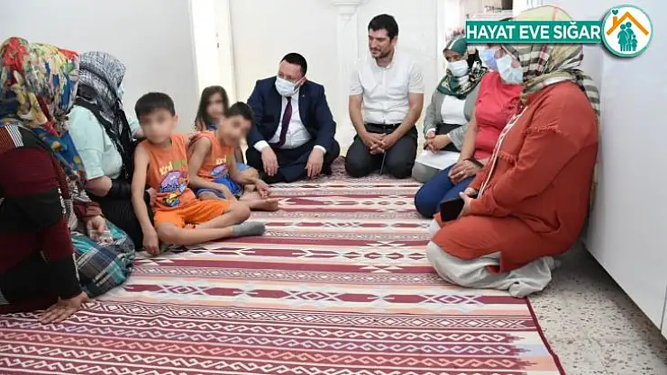 Başkan Beyoğlu, sara hastası çocuğa tekerlekli sandalye hediye etti