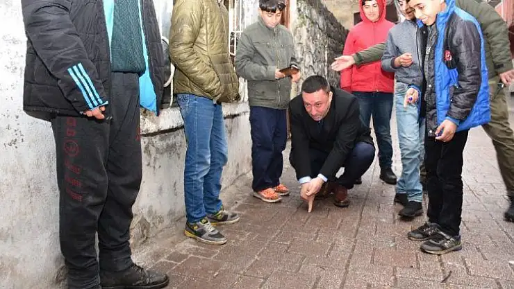 Başkan Beyoğlu sokakta çocuklarla misket oynadı