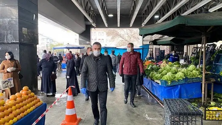 Başkan Çetin esnafa maske ve eldiven dağıttı