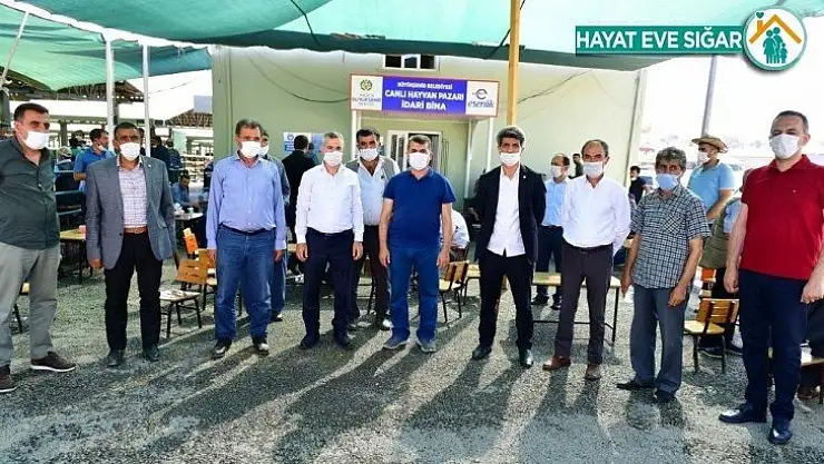 Başkan Çınar, canlı hayvan pazarını ziyaret ederek yetiştiricilerin taleplerini dinledi