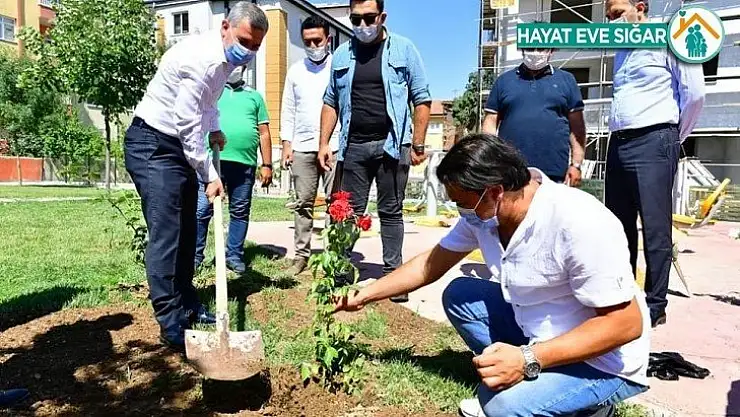 Başkan Çınar, Gül Parkında fideleri toprakla buluşturdu