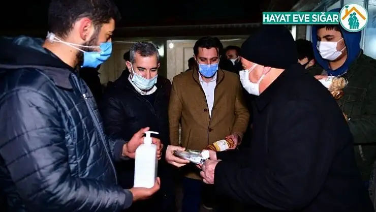 Başkan Çınar, kandil simidi, lokum ve gül suyu dağıttı