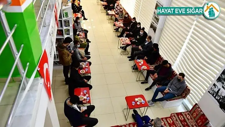 Başkan Çınar, millet kıraathanesinde gençlerle buluştu