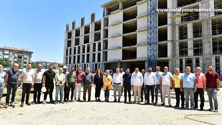 Başkan Çınar, yeni belediye hizmet binası inşaatında çalışan işçilerle bir araya geldi