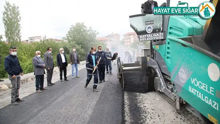 Başkan Güder, asfalt çalışmasını yerinde inceledi