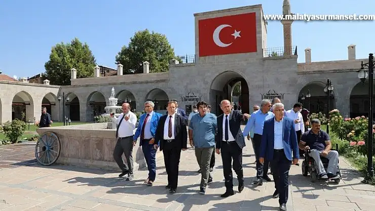 Başkan Güder, Balıkesir'den gelen misafirleri tarihi mekanlarda ağırladı