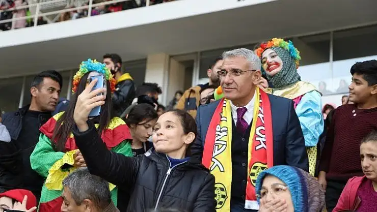 Başkan Güder kupa maçını özel çocuklarla birlikte izledi