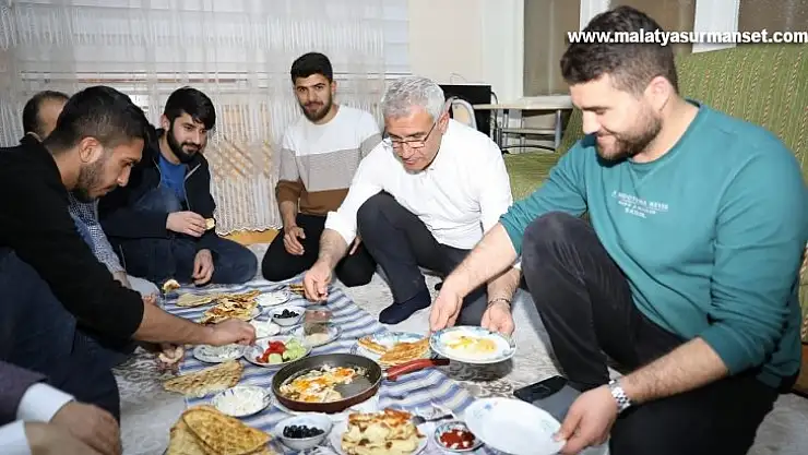 Başkan Güder, sahurda öğrenci evine misafir oldu