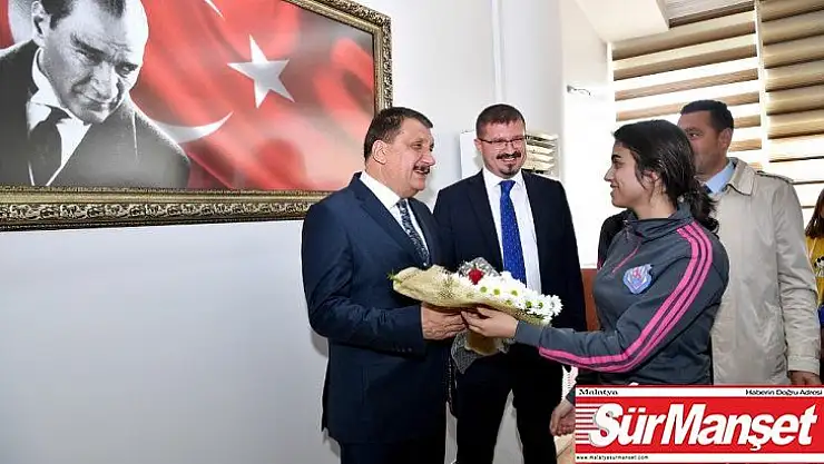 Başkan Gürkan'dan bayan futbol takımına destek