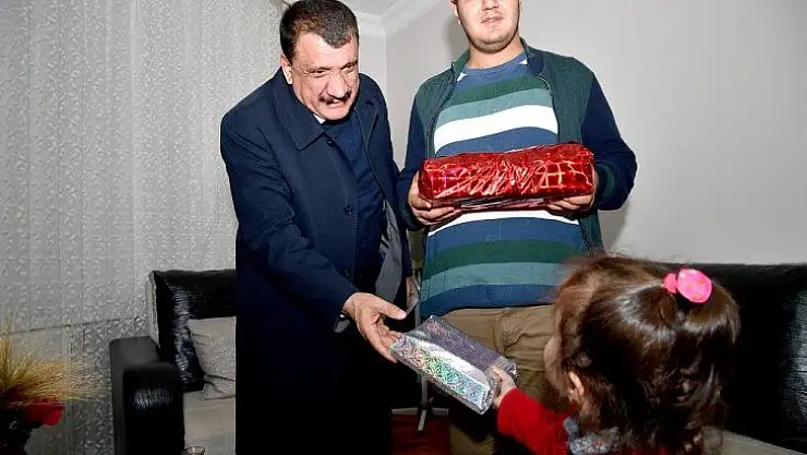 Başkan Gürkan'dan engelli gence doğum günü sürprizi