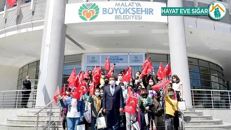 Başkan Gürkan'dan öğrencilere hediye