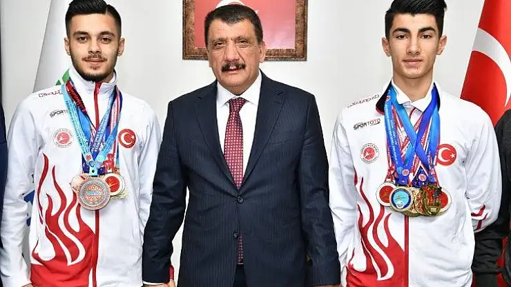 Başkan Gürkan, dünya üçüncüsü olan milli sporcuyu tebrik etti