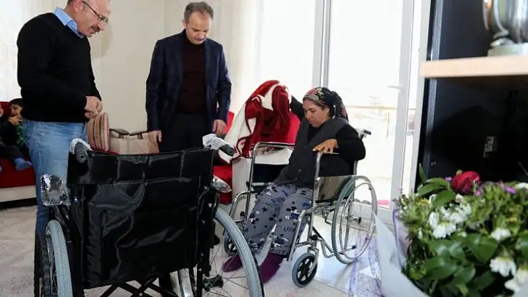 Başkan Kılınç'tan engelli vatandaşa tekerlekli sandalye