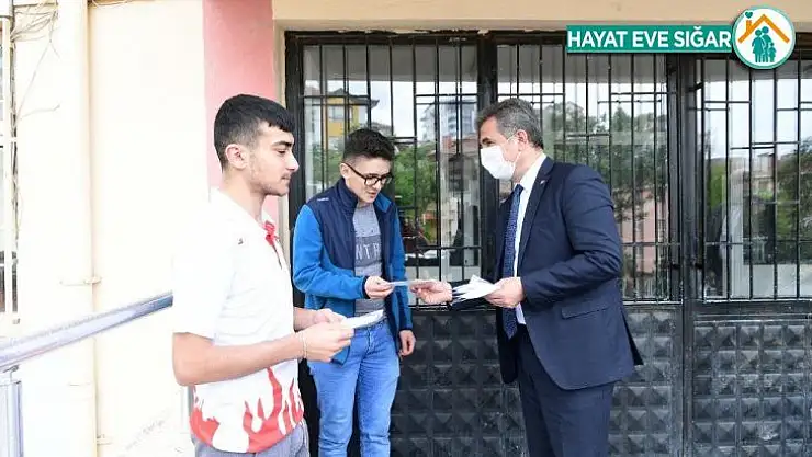Başkan Köse'den sokağa çıkan gençlere maske
