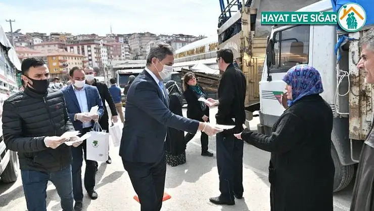 Başkan Köse esnafa maske ve eldiven dağıttı