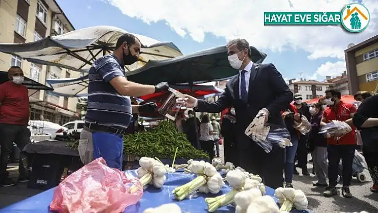 Başkan Köse pazarcı esnafı ile kuaförlere siperlik ve maske dağıttı