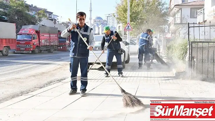 Başkan Murat Köse sokakları süpürdü