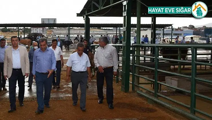 Başkan Özcan, hayvan pazarını ziyaret etti