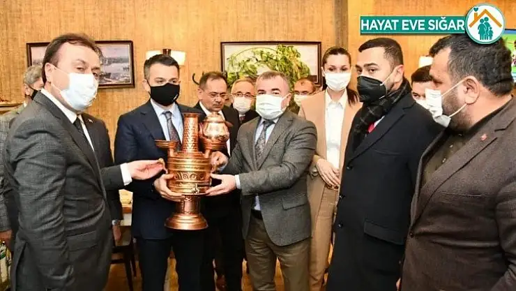 Başkan Özdemir, Bakan Pakdemirli'ye Havza semaveri hediye etti