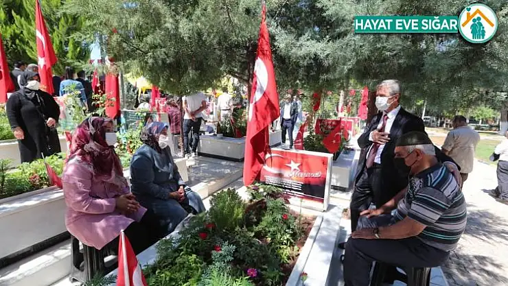 Başkan Tahmazoğlu 15 Temmuz'da şehitliği ziyaret etti