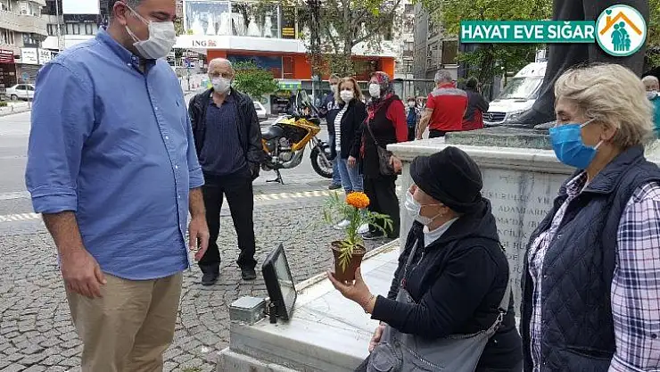 Başkan Taşdelen anneleri çiçeklerle karşıladı