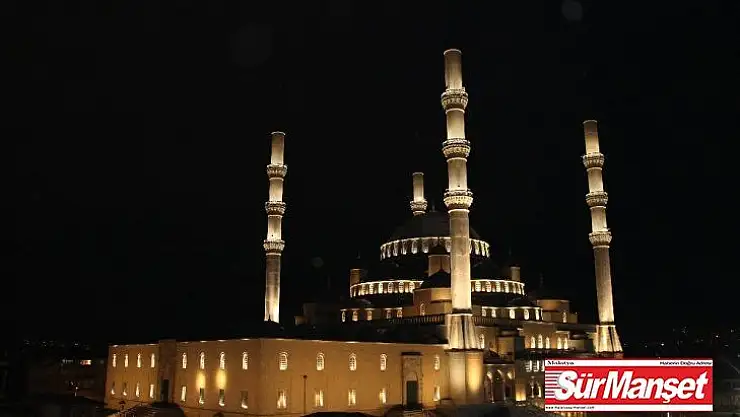 Başkent'te 'korona'ya karşı yatsı namazının ardından dua edildi