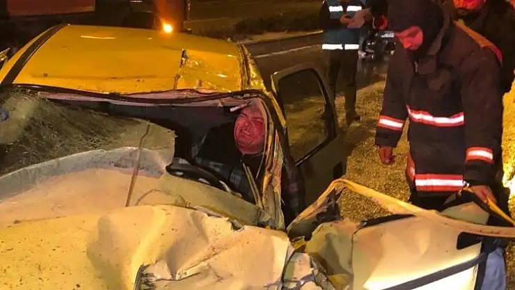 Başkent'te 2 araca çarpan otomobilin sürücüsü kabin içinde sıkıştı