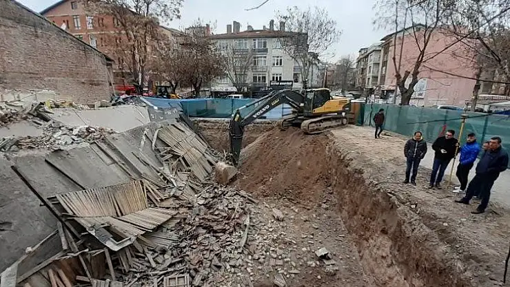 Başkent'te 3 katlı dükkanın temel kazısı yüzünden çöktüğü iddiası