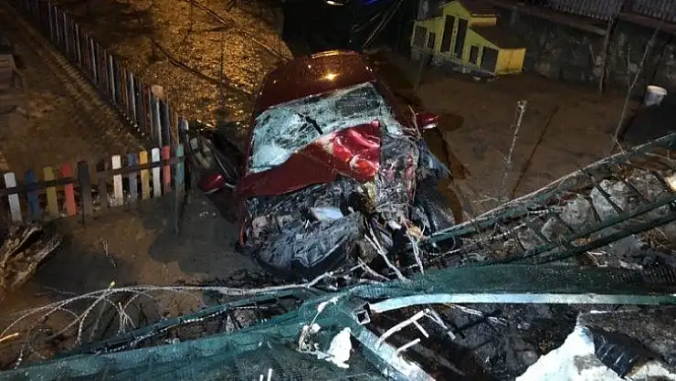 Başkent'te alkollü sürücü virajı alamayıp bahçeye uçtu: 2 yaralı