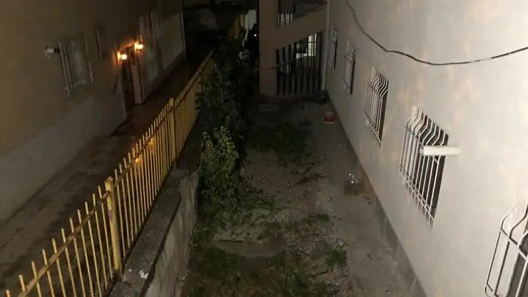Başkent'te cinnet getiren genç balkondan düştü