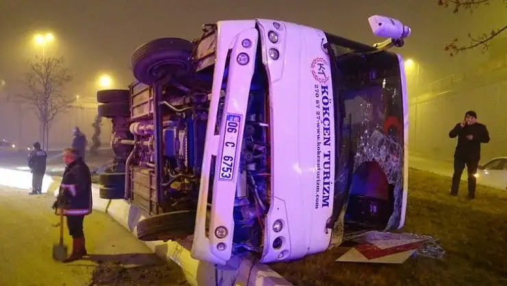 Başkent'te işçi servisi devrildi: 3 yaralı