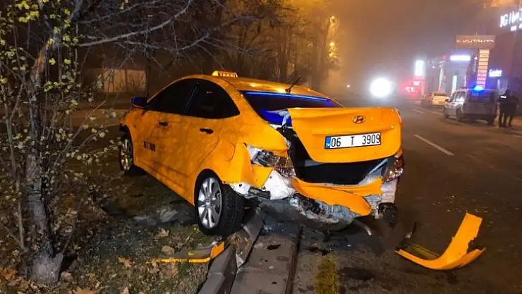 Başkent'te taksi şoförü, ilk iş gününde kazaya karıştı: 2 yaralı