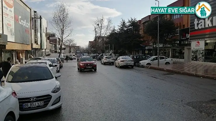 Başkent'te vinç park halindeki iki otomobili biçti