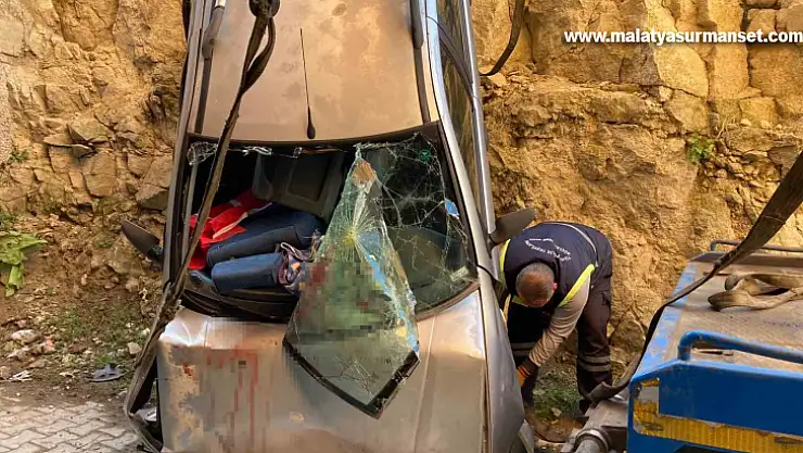Başkentte otomobil bina boşluğuna uçtu: 5 yaralı