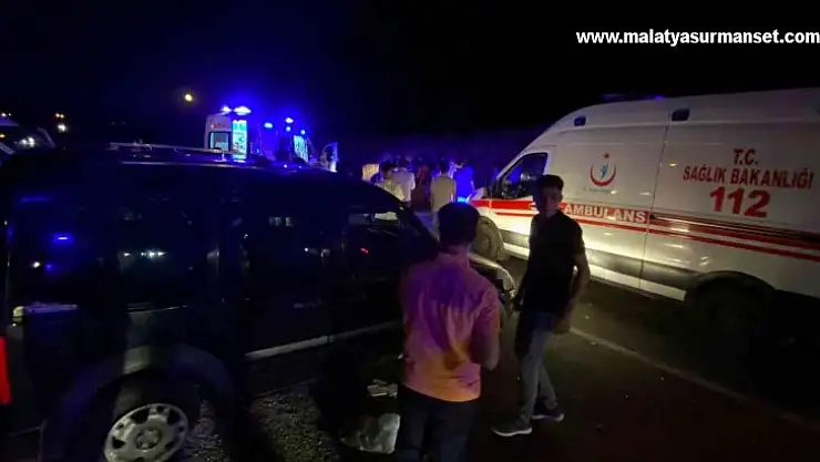 Batman'da iki otomobil kafa kafaya çarpıştı: 10 yaralı