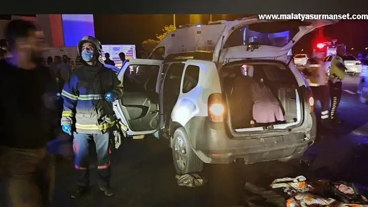 Batman'da otomobil tıra arkadan çarptı: 3'ü ağır 11 yaralı