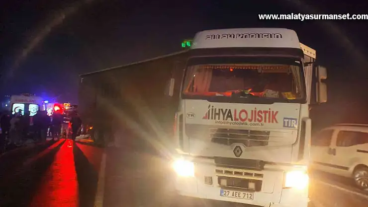 Otomobil tıra arkadan çarptı: 1 ölü, 5 yaralı