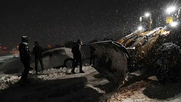 Battalgazi Belediyesi'nden Hızlı Müdahale Kara Saplanan Araç Kurtarıldı