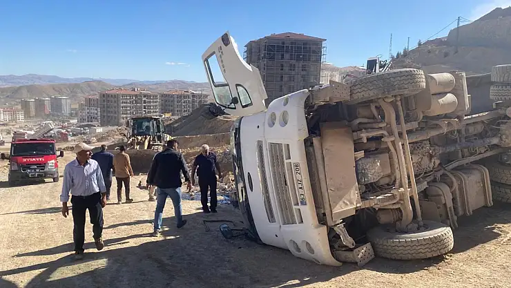 Battalgazi'de Hafriyat Kamyonu Devrildi Sürücü Yaralandı