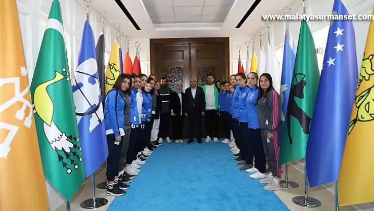 Bayan futbolculardan Başkan Güder'e 2.Lig sözü