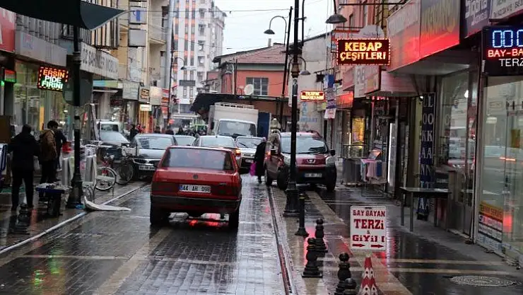 Baygınlık geçiren şahsın cebindeki parayı çalan zanlıya esnaftan tepki