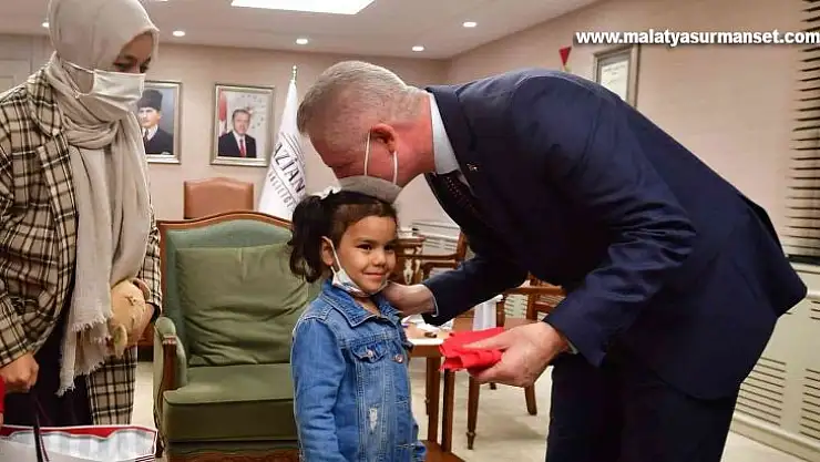 Bayrak sevgisi kameralara yansıyan küçük kız, Vali Gül ile bir araya geldi