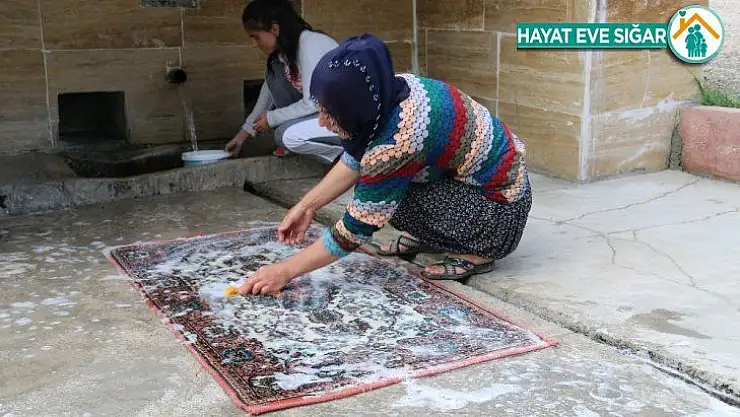Bayram öncesi asırlık çeşmede halılar yıkandı, kurumaya bırakıldı