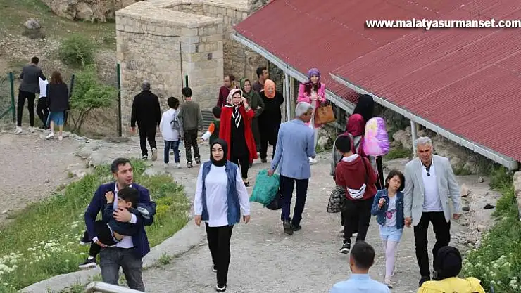 Bayram tatilinde vatandaşlar Harput'a akın etti