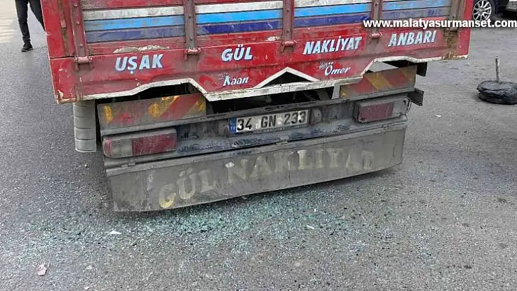 Bayrampaşa'da 2 aracın arasında sıkışan sürücü yaralandı