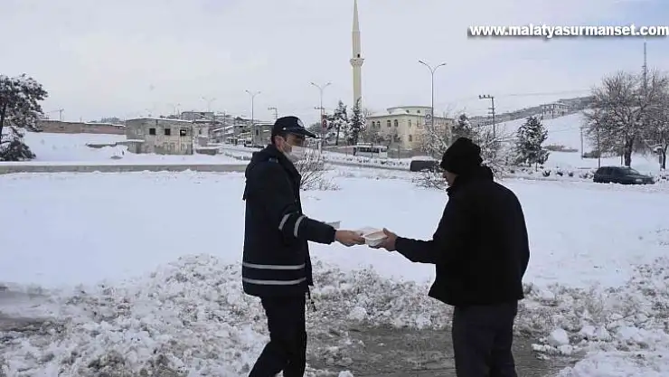 Belediye Başkanı arabayla mahsur kalan vatandaşları taşıdı