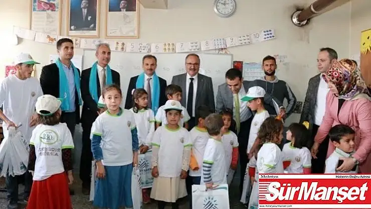 Belediye Başkanı Kılınç, köy okulu öğrencilerine kırtasiye malzemesi dağıttı