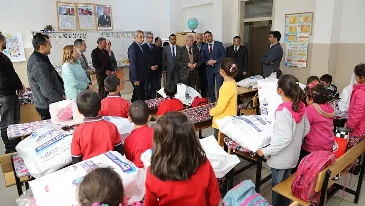 Belediyeden öğrencilere giyecek yardımı