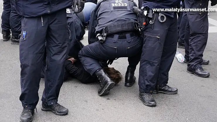 Berlin'de izinsiz korona protestolarında göstericiler ile polis arasında arbede