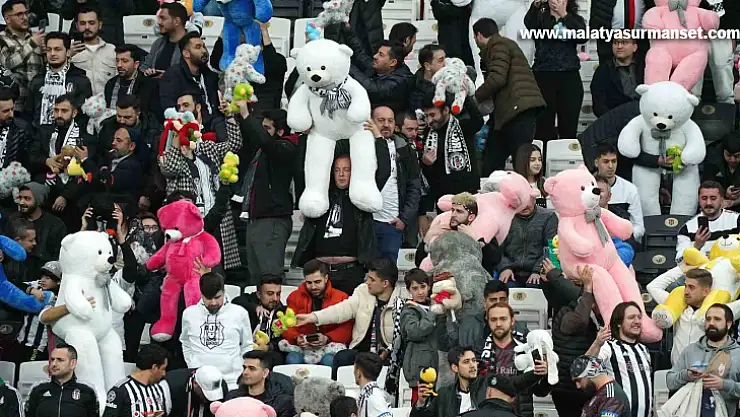 Beşiktaş tribünlerinden oyuncak yağmuru